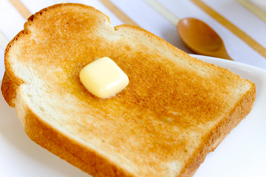 フリー写真] バターをのせた食パンでアハ体験 - GAHAG | 著作権フリー写真・イラスト素材集