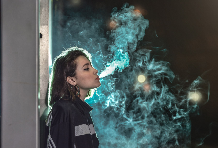 フリー写真 煙草の煙を吹かす外国人女性でアハ体験 Gahag 著作権フリー写真 イラスト素材集