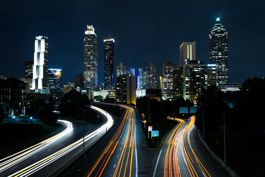 フリー写真 アトランタの街の夜景と高速道路と車の光線
