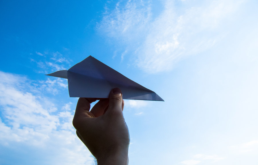 紙飛行機と青空