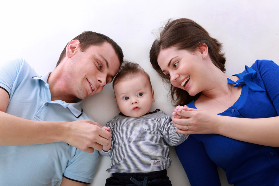 フリー写真 赤ちゃんと父親と母親