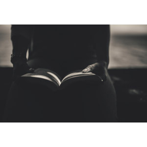 フリー写真, 人物, 読む（読書）, 本（書籍）, モノクロ