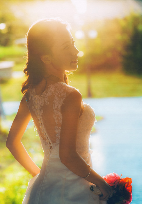 フリー 写真太陽光とウェディングドレス姿でブーケを持つ花嫁