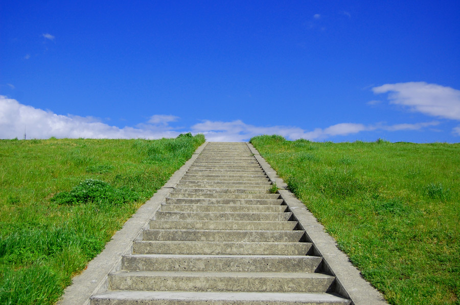 フリー 写真土手の階段と青空の風景