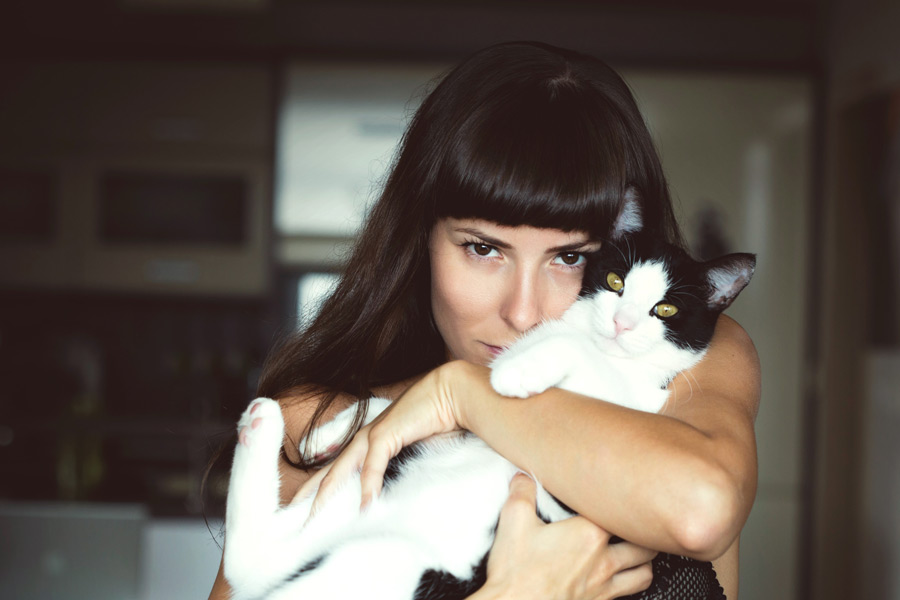 フリー写真 猫を抱いている外国人女性