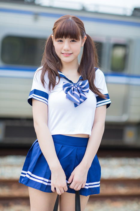 フリー写真 セーラー服姿で電車の前に立つ女子高生のポートレイト