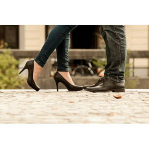 フリー写真, 人体, 足, 脚, カップル, 恋人, キス（口づけ）, 愛（ラブ）, 二人, ジーンズ（ジーパン）