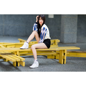 フリー写真, 人物, 女性, アジア人女性, 中国人, Neo Li（00040), 座る（ベンチ）, 頭に手を当てる, ショートパンツ