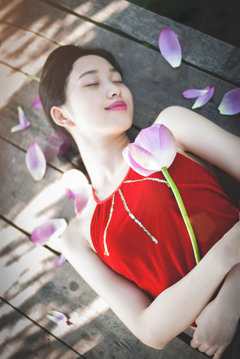 フリー写真 蓮の花を抱いて眠る女性