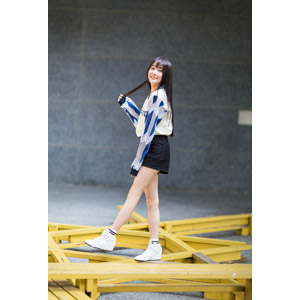 フリー写真, 人物, 女性, アジア人女性, 中国人, Neo Li（00040), 髪の毛を触る, ショートパンツ