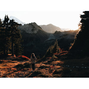 フリー写真, 風景, 山, 夕暮れ（夕方）, 夕日, 人と風景, 人物, 女性, 後ろ姿