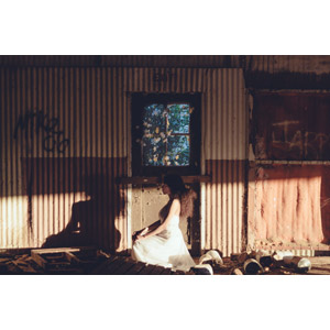 フリー写真, 人物, 女性, 外国人女性, しゃがむ, 横顔, ドレス, 人と風景, 廃墟