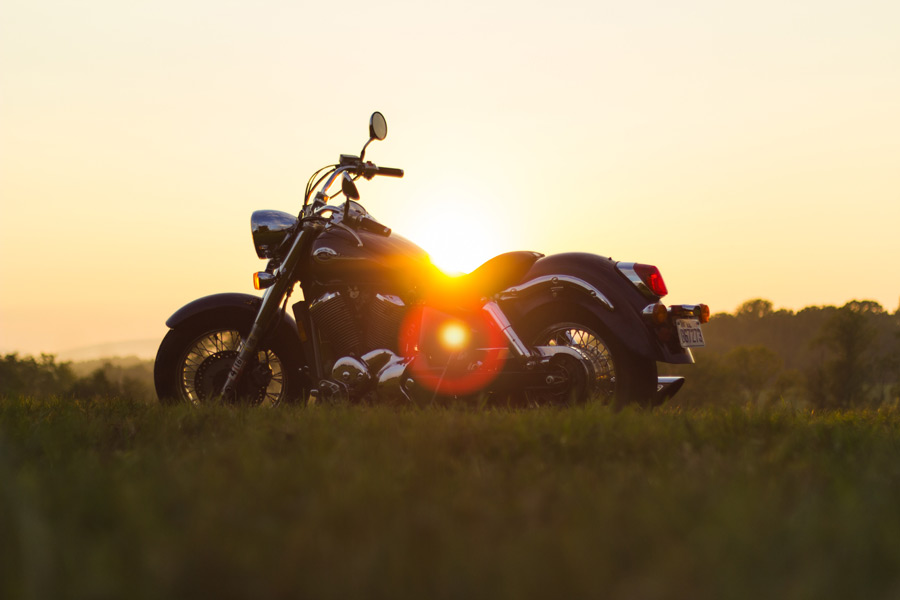 フリー写真 夕日とバイクのある風景