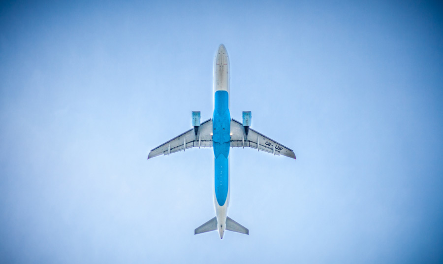 フリー写真 青空を飛んでいる旅客機