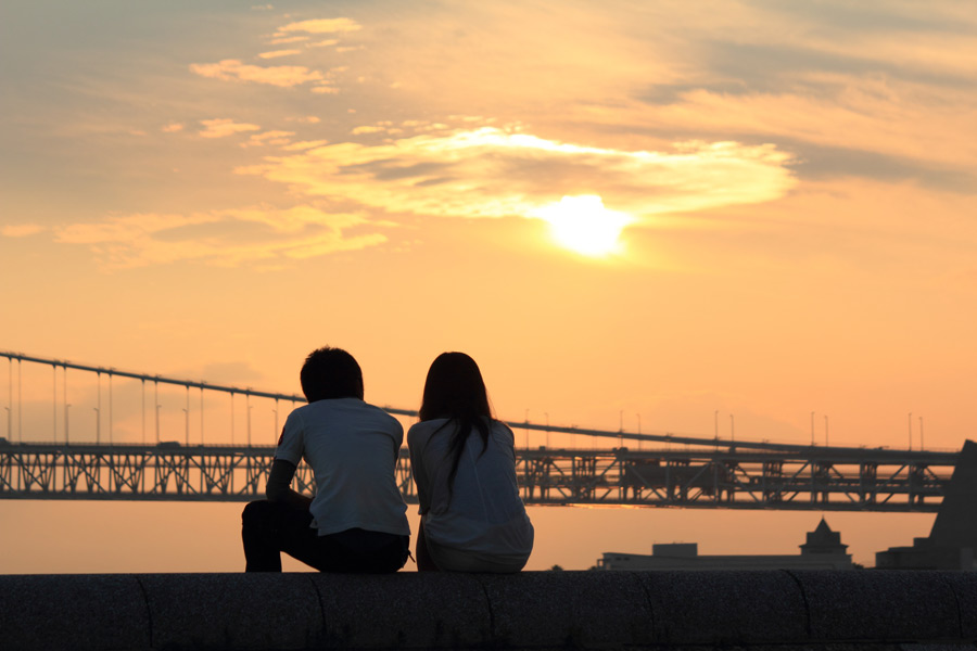 フリー写真 一緒に夕日を眺めているカップルの後ろ姿でアハ体験 Gahag 著作権フリー写真 イラスト素材集