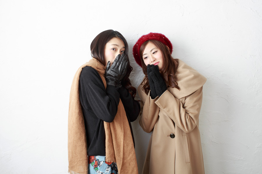 フリー写真 寒そうな二人の日本人女性のポートレイト
