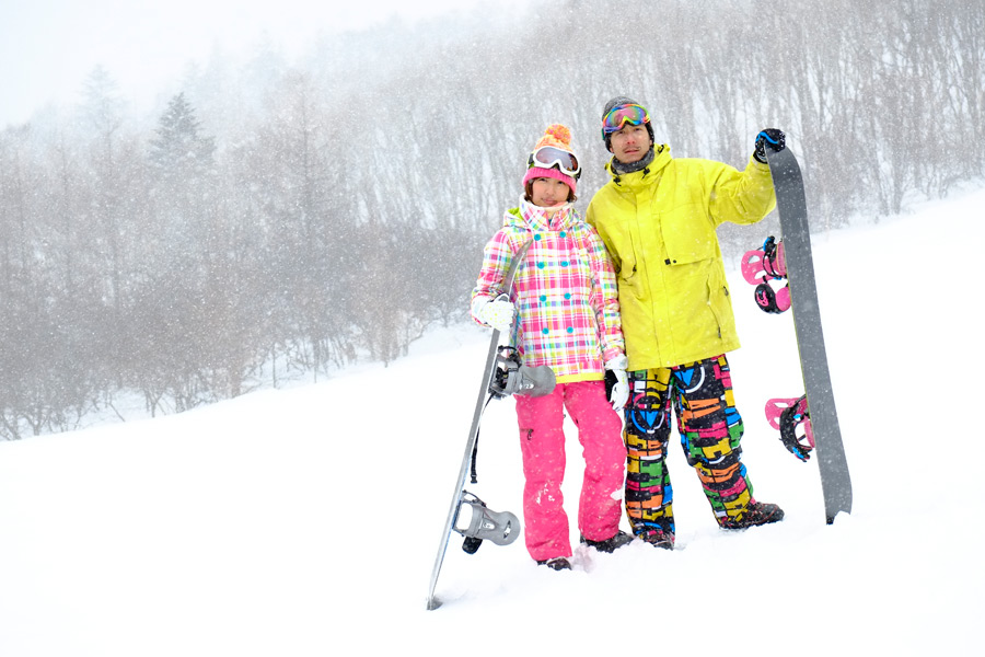 フリー写真 スキー場でスノーボードを楽しむカップル