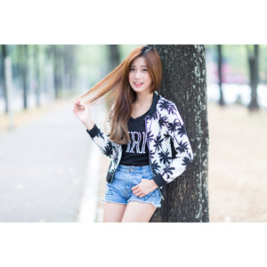 フリー写真, 人物, 女性, アジア人女性, 中国人, 楚珊（00053), 髪の毛を触る, ポケットに手を入れる, ショートパンツ