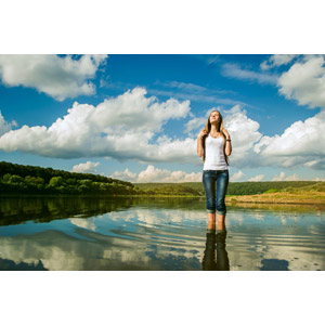 フリー写真, 人物, 女性, 外国人女性, 目を閉じる, 人と風景, 湖, 雲, 青空