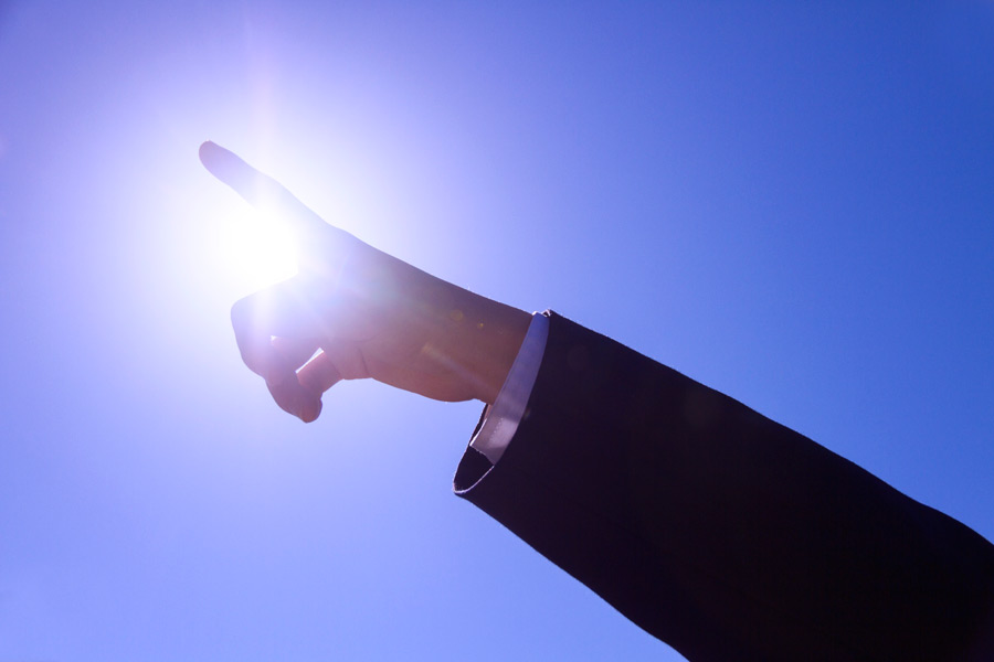 フリー写真] 太陽の光と目標に向かって指差すサラリーマンの手でアハ体験 - GAHAG | 著作権フリー写真・イラスト素材集