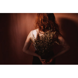 フリー写真, 人物, 女性, 外国人女性, 後ろ姿, 人と花, 花束