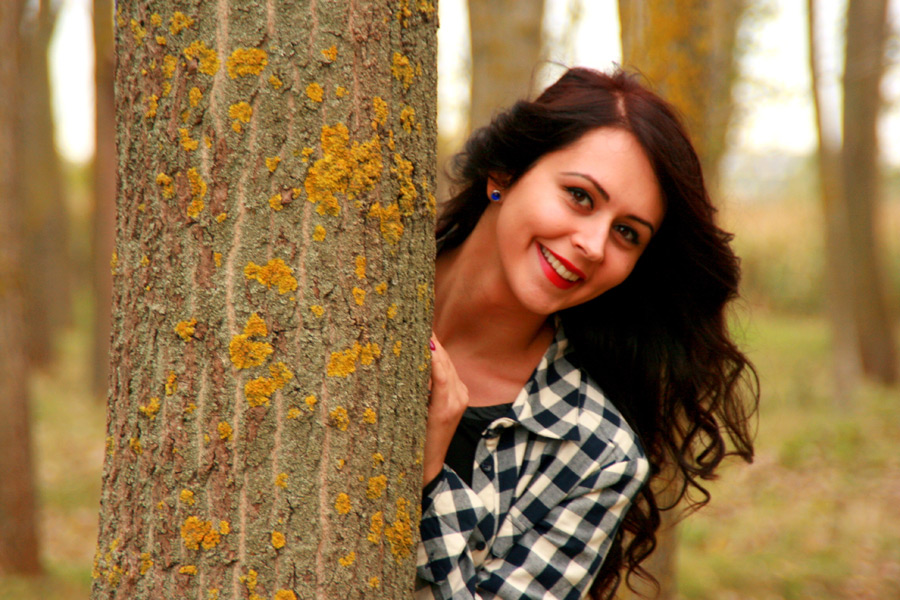 フリー写真 木から顔を出すルーマニア人女性