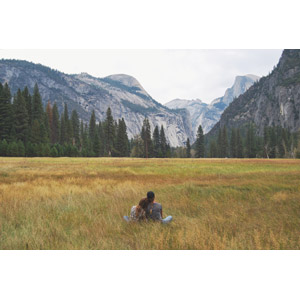 フリー写真, 人物, 女性, 外国人女性, 二人, 友達, 座る（地面）, あぐらをかく, 草原, 渓谷, 山, ヨセミテ国立公園, カリフォルニア州, アメリカの風景, 後ろ姿, 人と風景