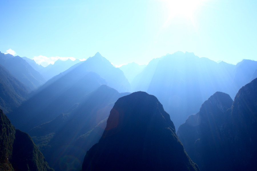 フリー写真 アンデス山脈に降り注ぐ太陽の光