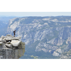 フリー写真, 風景, 人物, 男性, 人と風景, 崖, 渓谷, ヨセミテ国立公園, カリフォルニア州, アメリカの風景