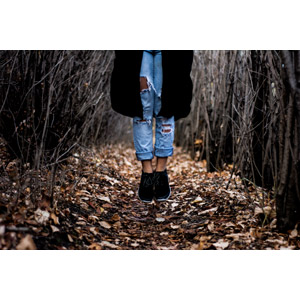 フリー写真, 人体, 足, 脚, ジーンズ（ジーパン）, 宙に浮く（空中浮遊）, 森林