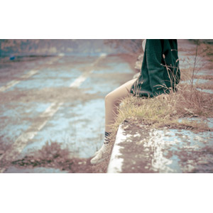 フリー写真, 人物, 女性, 脚, 座る（地面）, 廃墟