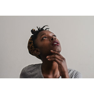 フリー写真, 人物, 女性, 黒人女性, 顎に手を当てる, 見上げる（上を向く）