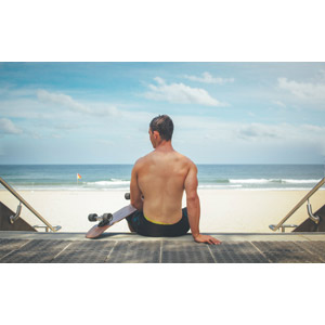 フリー写真, 人物, 男性, 外国人男性, 背中, 後ろ姿, スケートボード（スケボー）, 海, ビーチ（砂浜）, 座る（階段）