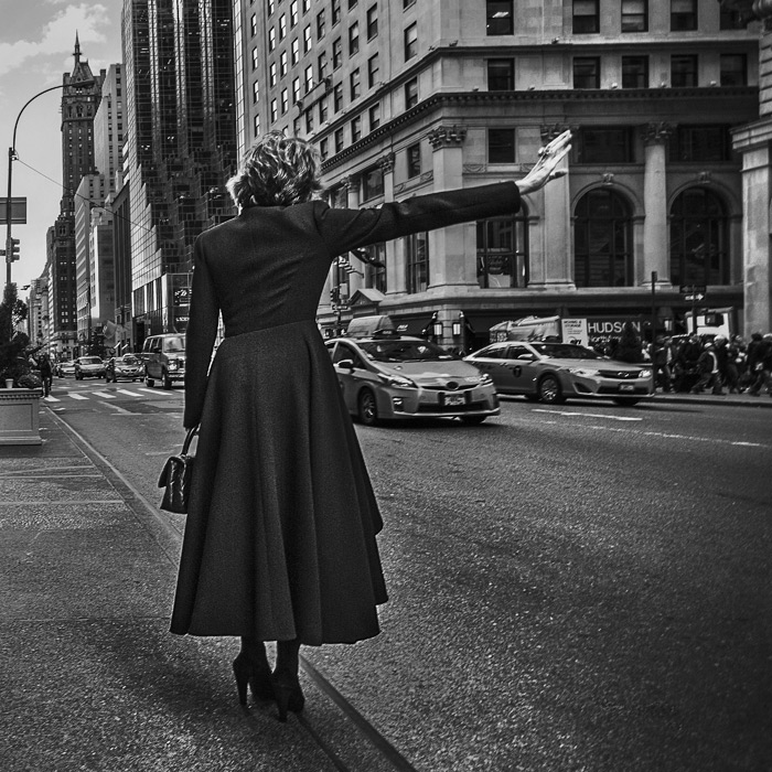 フリー写真 マンハッタンでタクシーを呼ぶ女性の後ろ姿