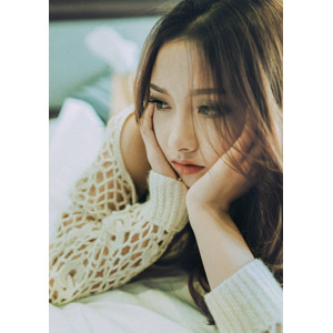 フリー写真, 人物, 女性, アジア人女性, ベトナム人, 腹這い, 頬に手を当てる