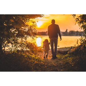 フリー写真, 人物, 親子, 父親（お父さん）, 子供, 手をつなぐ, 二人, 後ろ姿, 夕暮れ（夕方）, 夕焼け, 夕日, 人と風景