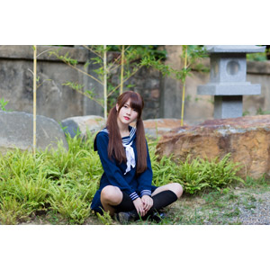 フリー写真, 人物, 女性, アジア人女性, 中国人, 欣欣（00001), 少女, アジアの少女, セーラー服（学生服）, 学生服, 学生（生徒）, 高校生, ツインテール, 座る（地面）, あぐらをかく