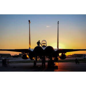 フリー写真, 乗り物, 航空機, 飛行機, 兵器, 戦闘機, F-15E ストライクイーグル, アメリカ軍, 夕暮れ（夕方）, 夕焼け, 人と乗り物