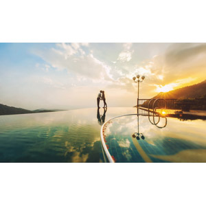 フリー写真, 人物, カップル, 恋人, キス（口づけ）, 愛（ラブ）, 人と風景, プール, 夕暮れ（夕方）, 夕日, 二人