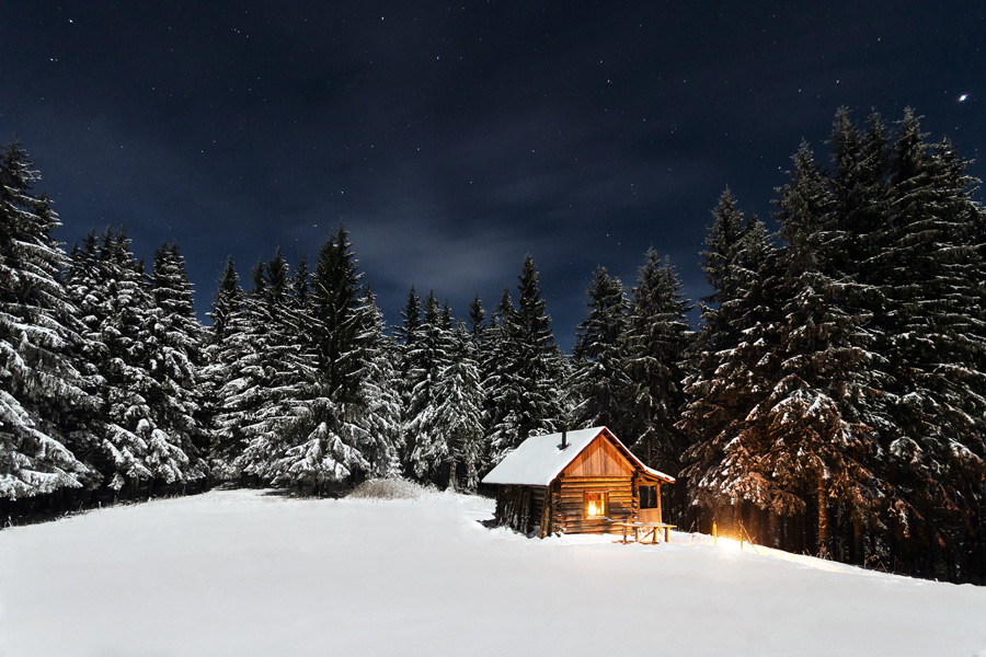 フリー写真 夜空と木々と山小屋の雪景色