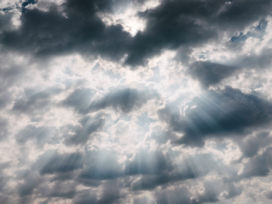 フリー写真 雲の隙間から射し込む太陽光線