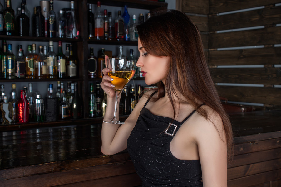フリー写真 バーでカクテルを飲むロシア人女性