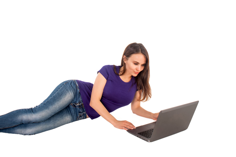 フリー写真 パソコンの前で横たわるロシア人女性