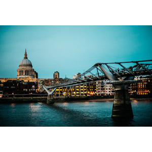 フリー写真, 風景, 建造物, 建築物, 橋, 河川, テムズ川, ロンドン・ミレニアム・フットブリッジ, 教会（聖堂）, セント・ポール大聖堂, イギリスの風景, ロンドン, 日暮れ