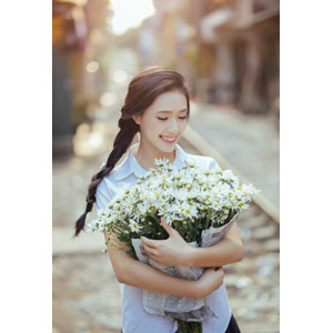フリー写真, 人物, 少女, アジアの少女, 少女（00118), ベトナム人, 三つ編み, 人と花, 花束, 白色の花, 学生服, 学生（生徒）