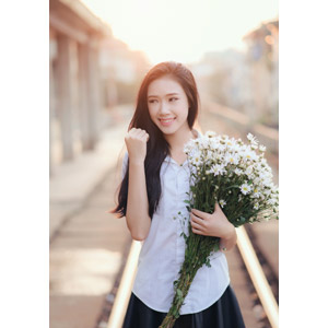 フリー写真, 人物, 少女, アジアの少女, 少女（00118), ベトナム人, 人と花, 花束, 学生服, 学生（生徒）