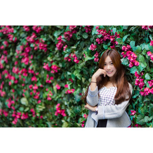 フリー写真, 人物, 女性, アジア人女性, 楚珊（00053), 頬杖をつく, 人と花, ピンク色の花