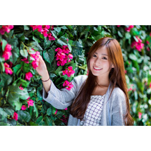 フリー写真, 人物, 女性, アジア人女性, 楚珊（00053), 人と花, ピンク色の花