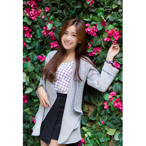 フリー写真, 人物, 女性, アジア人女性, 楚珊（00053), 人と花, ピンク色の花