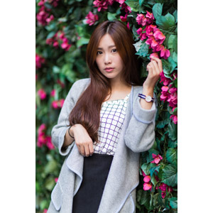 フリー写真, 人物, 女性, アジア人女性, 楚珊（00053), 人と花, ピンク色の花